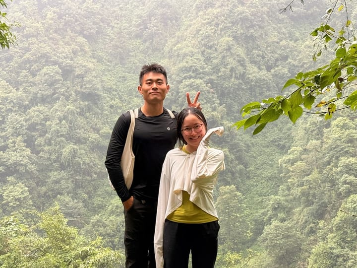 两人并肩站在山谷前