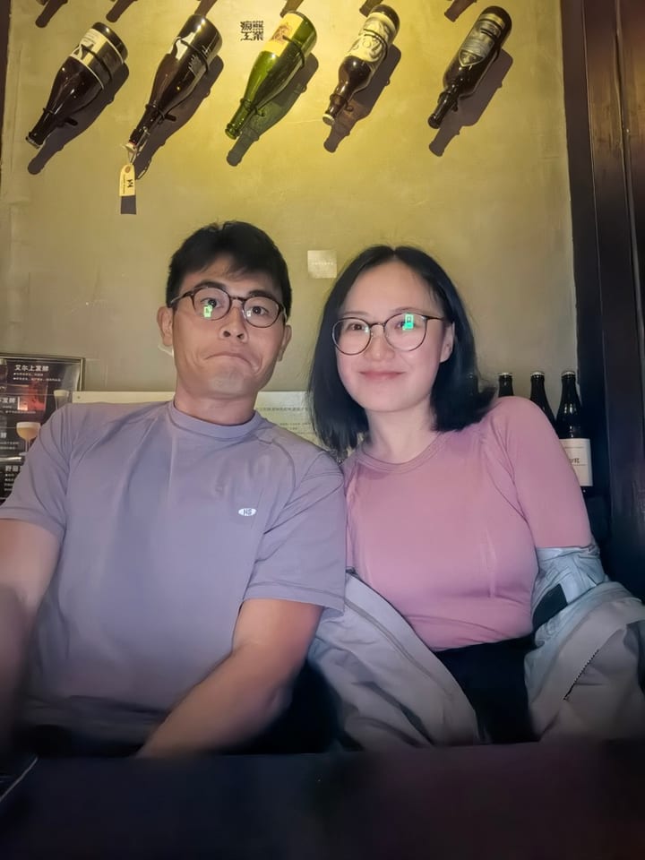 两人坐在一起看向镜头
