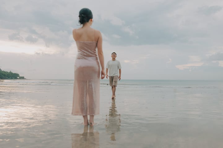 两人在浅海中相向而行