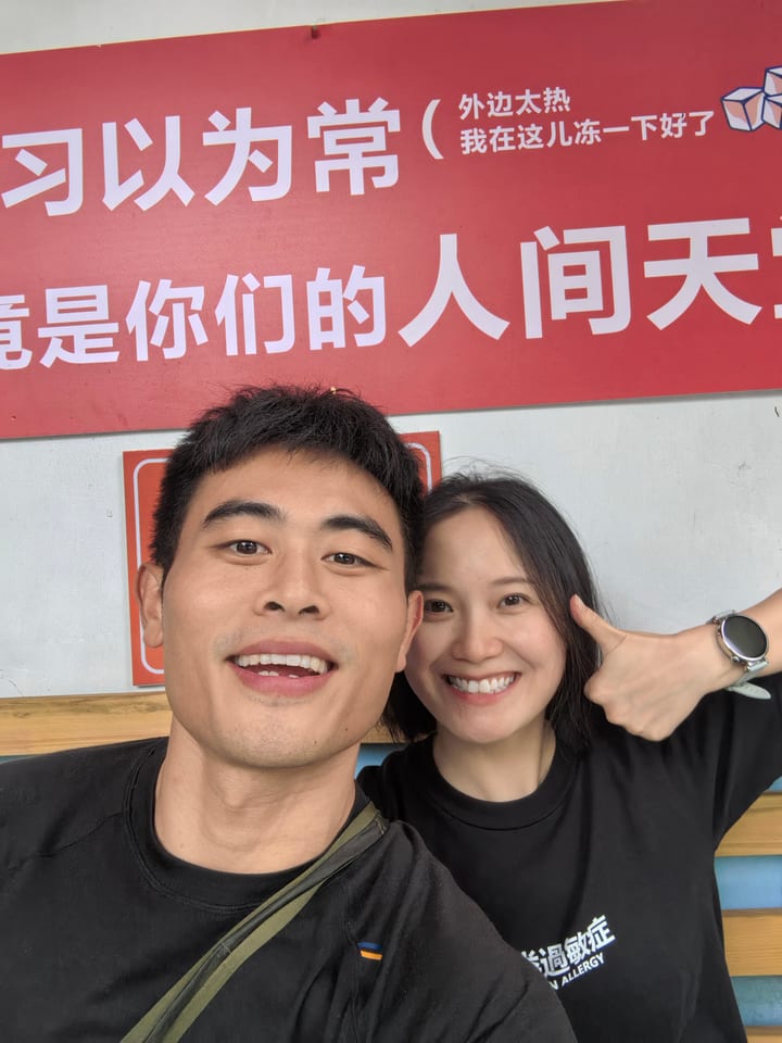 两人对着镜头竖起拇指
