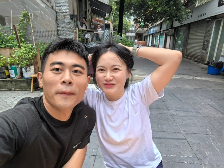 两人在街边开心自拍