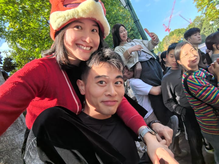 两人在人群中靠在一起合影