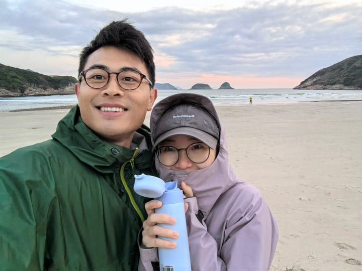 两人在冬日海边靠在一起自拍