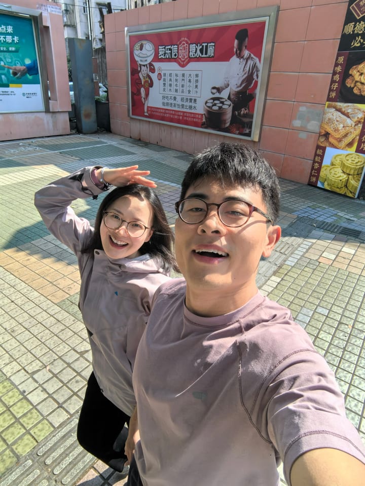 两人在阳光下抬手自拍