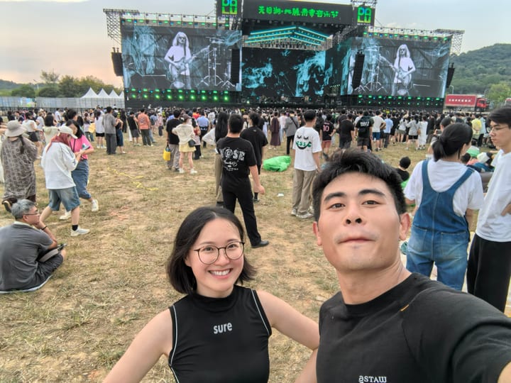 两人在户外演出现场自拍