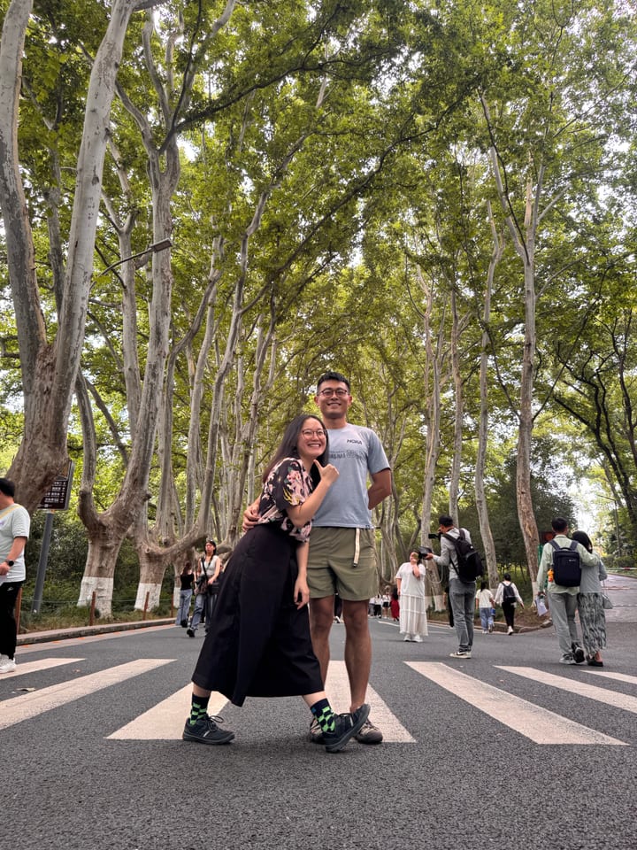 两人在林荫步道上开心合影
