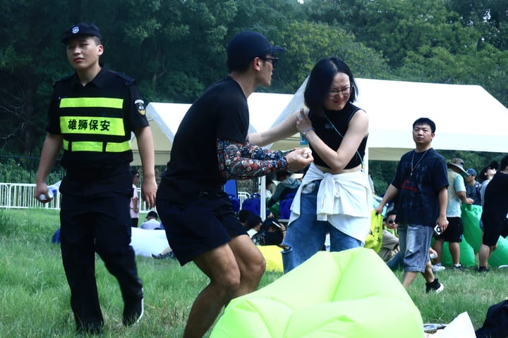 两人在草地活动中互动