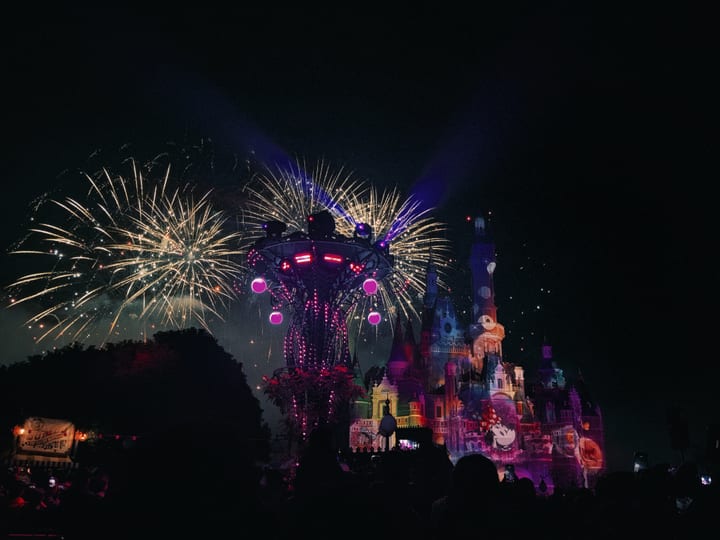夜空中的烟花与舞台灯光